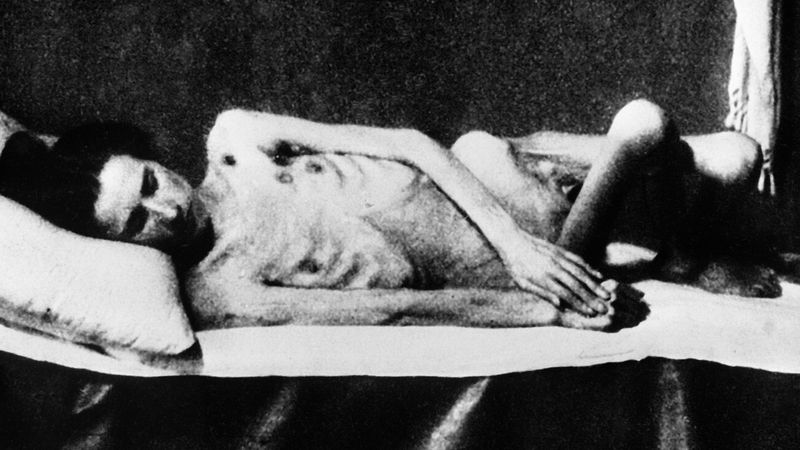 Zbídačené tělo vězně v koncentračním táboře Osvětim
