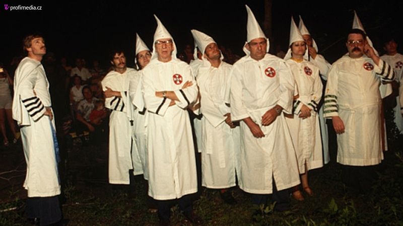 David Duke (zcela vlevo) mezi členy Ku Klux Klanu
