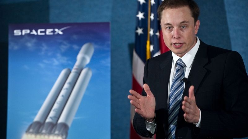 Šéf SpaceX Elon Musk představil novou raketu Falcon 9-Heavy
