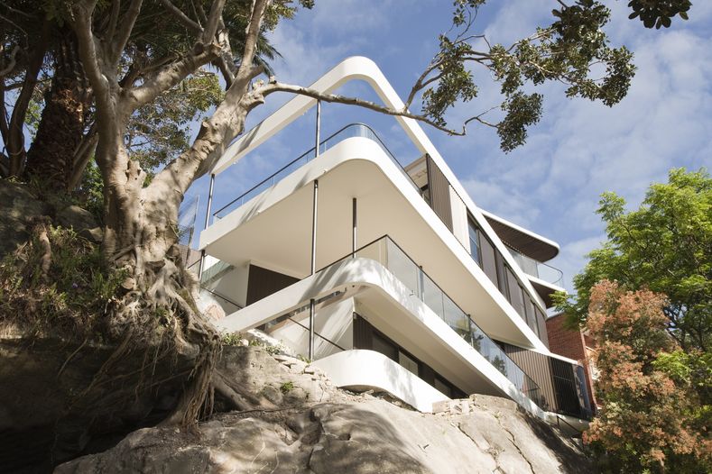 Dům je usazen na skalnatém vršku východního předměstí Sydney.