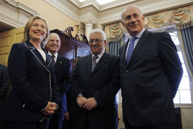 Zleva: Hillary Clintonová, George Mitchell, Mahmúd Abbás a Benjamin Netanjahu