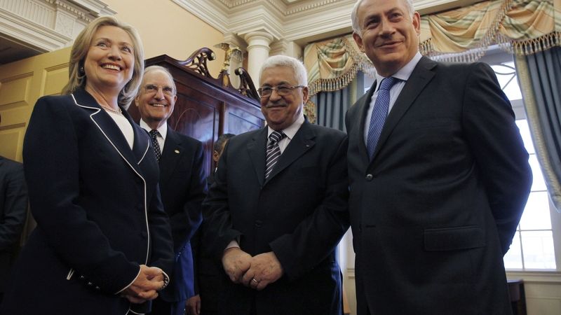 Zleva: Hillary Clintonová, George Mitchell, Mahmúd Abbás a Benjamin Netanjahu