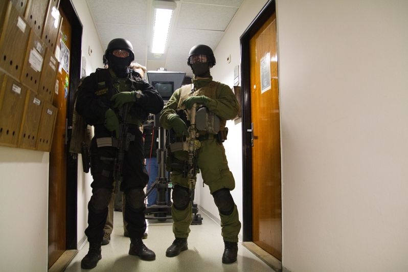 Do sídla České televize v Praze vtrhla asi desetičlenná skupina ozbrojených příslušníků vojenské policie. 