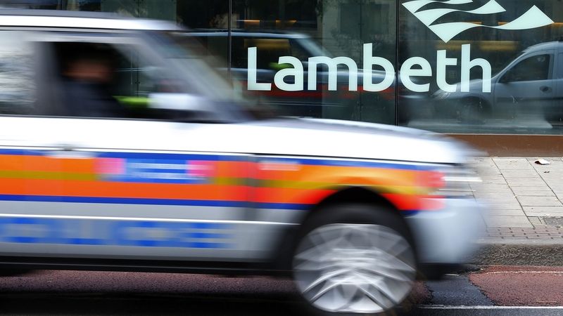 Policejní vůz míjí radnici v londýnské čtvrti Lambeth
