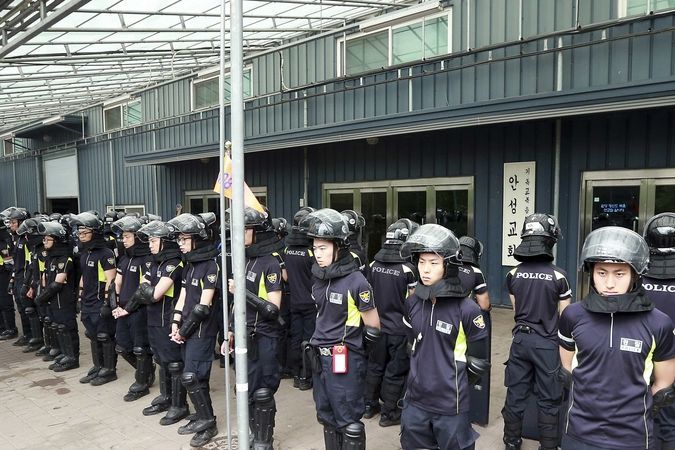 Zasahující jihokorejští policisté