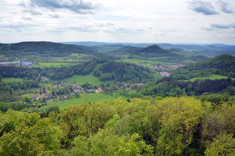 Zelená a kopcovitá krajina okolo Prysku