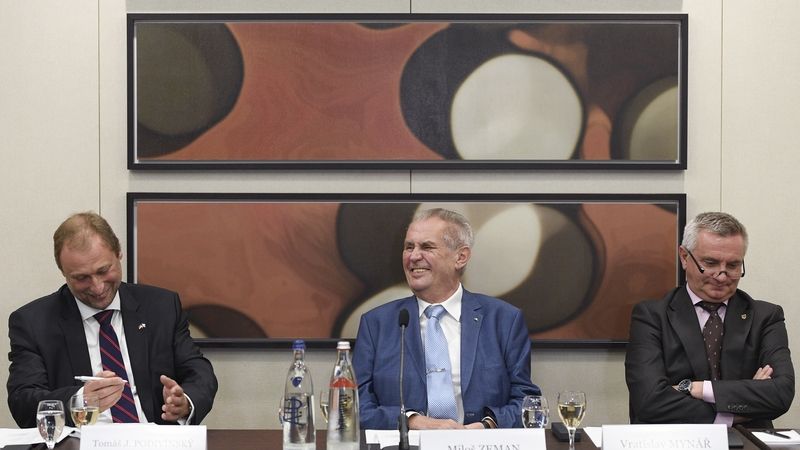 Prezident Miloš Zeman se setkal v Berlíně se zástupci německých firem. Vlevo velvyslanec ČR v Německu Tomáš Podivínský, vpravo kancléř prezidenta Vratislav Mynář.