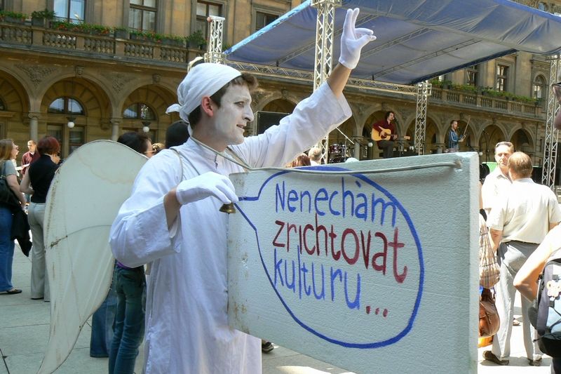V Praze u Národního divadla se koná protest proti transformaci kulturního prostředí podle scénáře pražského magistrátu.