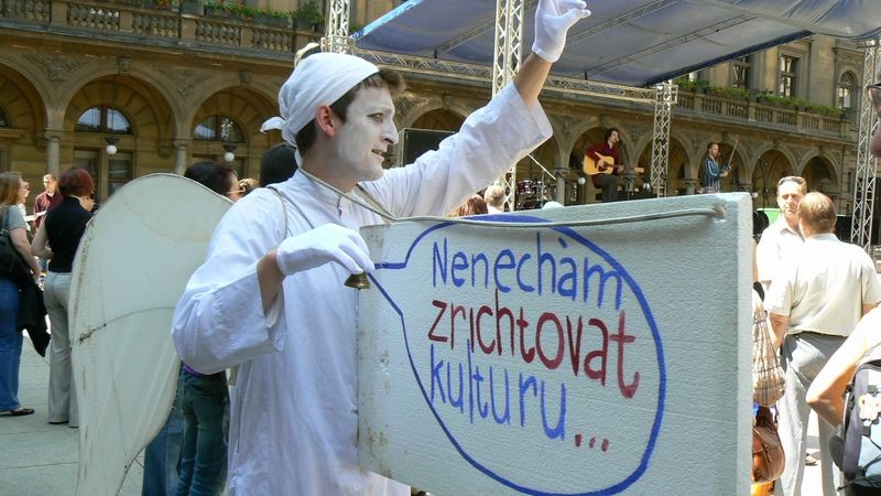 V Praze u Národního divadla se konal protest proti transformaci kulturního prostředí podle scénáře pražského magistrátu.