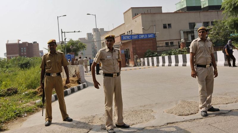 Indičtí policisté před soudem v Dillí. Ilustrační foto