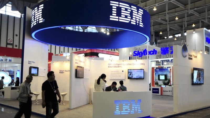 IBM pozastavuje činnost v Rusku, českému Člověku v tísni dá miliony