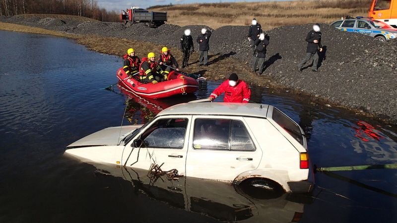 Automobil byl ponořen do vody a vyprostit ho museli hasiči spolu s policejními potápěči.