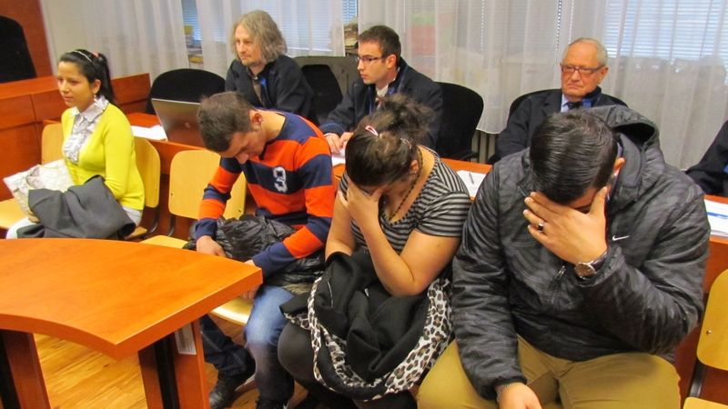 Čtyři z obžalovaných v případu útoku na manželský pár u Krajského soudu v Ústí nad Labem 