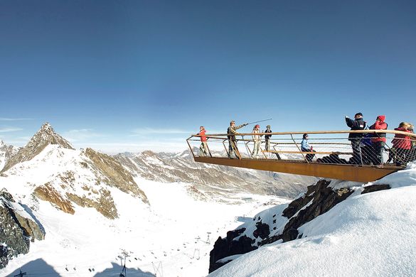 Velkolepý výhled na vrcholové vyhlídkové plošině Top of Tyrol na Stubaitalském ledovci ve výšce 3210 metrů