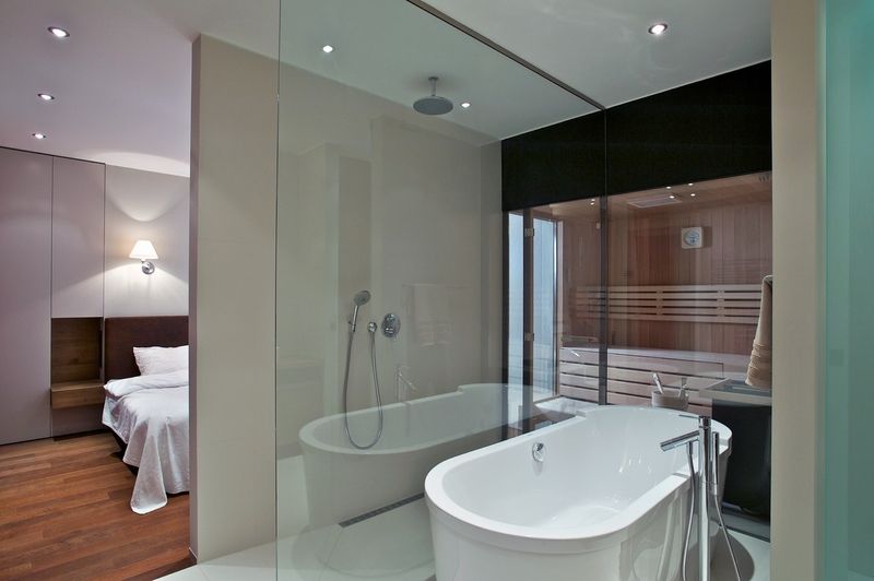 Koupelně vévodí vana značky Duravit navržená Philippem Starckem. Přes sprchový kout v těsném sousedství vany lze projít přímo do sauny. 