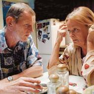  Kráska v nesnázích (2006). S Janou Brejchovou je na snímku Jiří Schmitzer. Hráli tehdy manžele.