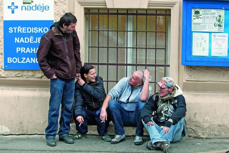 V centru Naděje pro lidi bez domova do šestadvaceti let tráví hodně času i čerstvý bezdomovec Vašek (druhý zprava). Prý tu potkal bezvadné kamarády. 