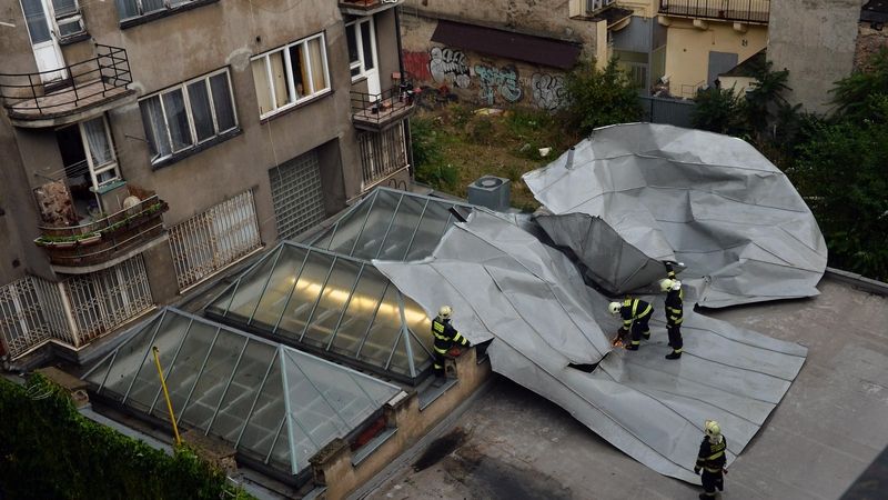 Plechová střecha skončila v pondělí navečer po prudké bouřce se silným větrem ve dvoře mezi domy v ulici Na Poříčí v centru Prahy.