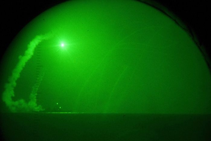 Noční záběr střely Tomahawk odpálené z amerického torpédoborce USS Barry ve Středozemním moři v březnu 2011. 