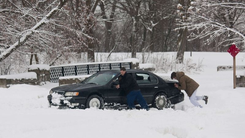 Muži se snaží roztlačit auto v americkém Milwaukee