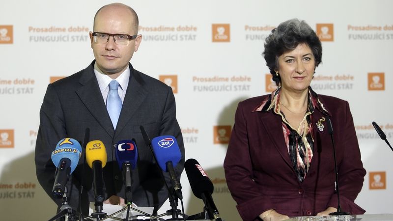 Premiér Bohuslav Sobotka a Alena Gajdůšková na páteční tiskové konferenci ČSSD.