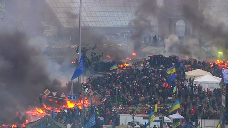 Po náročné noci zůstávají demonstranti v ulicích Kyjeva.