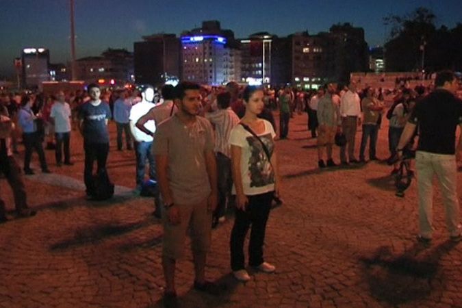 BEZ KOMENTÁŘE: Demonstranti v Turecku tiše stojí v ulicích