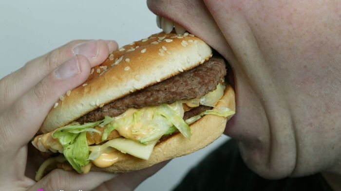 Obdobných burgerů spořádal muž 23 000. Ilustrační foto.