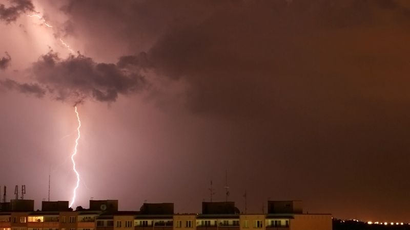 Silné bouřky dorazí i ve středu, varují meteorologové