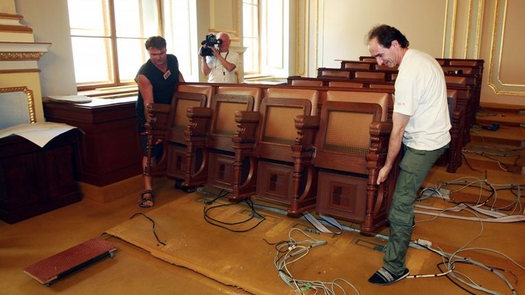 Zasedací sál Sněmovny se během prázdnin rekonstruuje. Poslanců nebude fungovat například hlasovací zařízení.