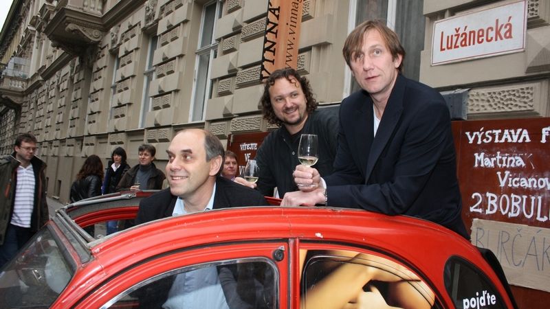 Herci Mirek Táborský, Radim Novák a Jan Antonín Duchoslav, si dlouhou chvíli při čekání na kolegu Krampola krátili i prolézáním „filmového“ auta.