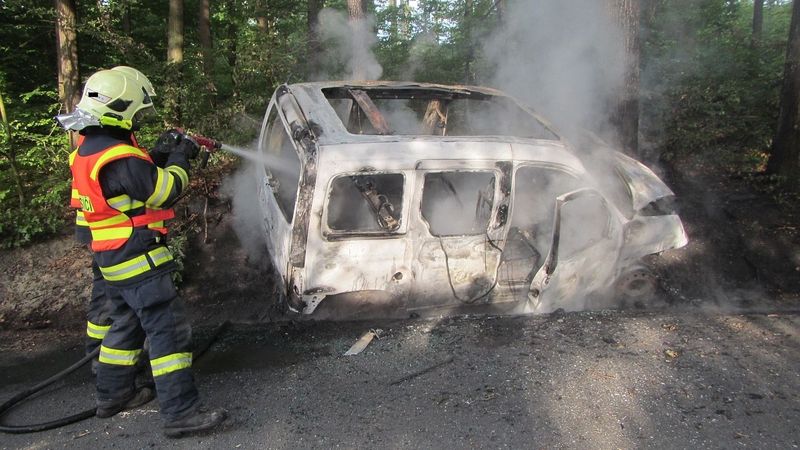 Vozidlo na silnici u Mladcové na Zlínsku začalo po nárazu do stromu hořet, řidič vyvázl bez zranění. 