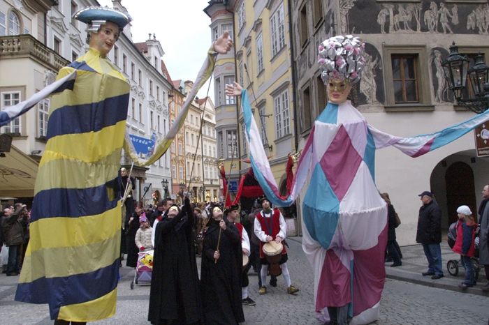 Sobotní karnevalový průvod Prahou.