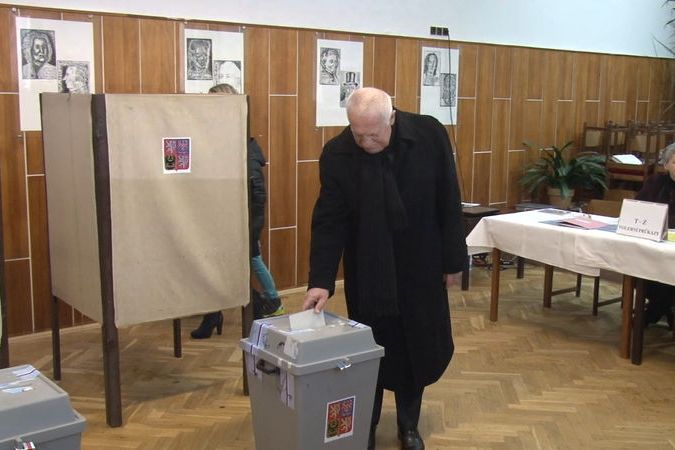 Václav Klaus potvrdil pravost SMS o tom, že zváží emigraci, pokud volby vyhraje Schwarzenberg
