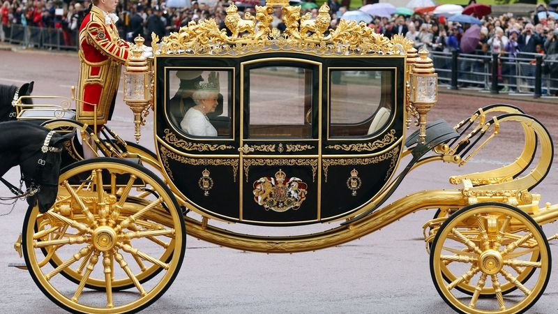 Královna Alžběta II. přijela k britskému parlamentu v novém kočáru pojmenovaném Diamond Jubilee.