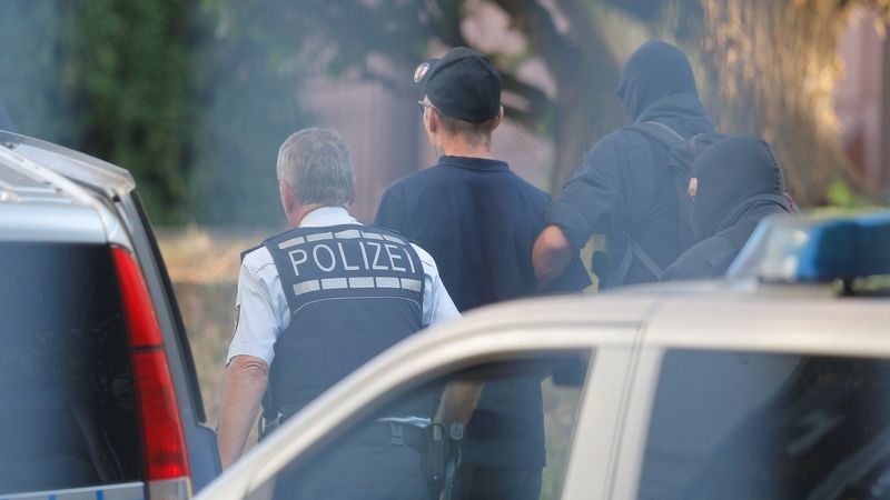 Podezřelý zadržený při zásahu proti ultrapravicové skupině z Chemnitzu je doprovázen na federální prokuraturu v Karlsruhe 