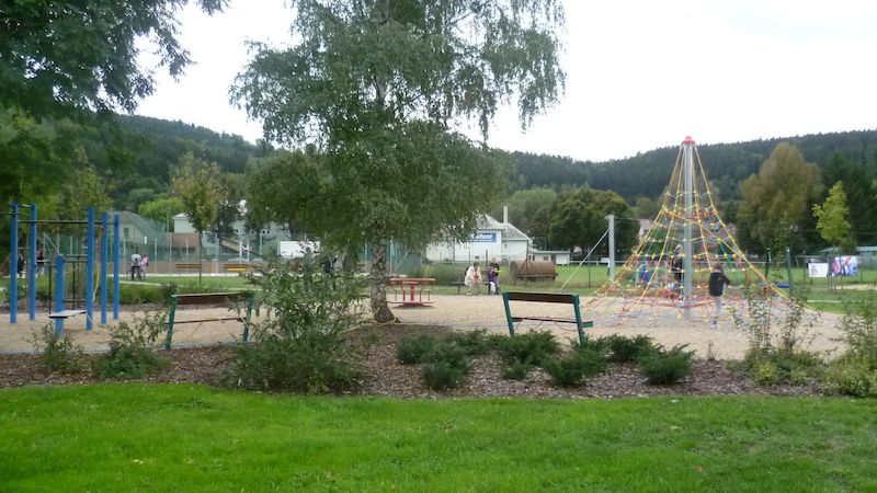 Multifunkční hřiště se rozrostlo o další hřiště a park pro dospělé s památeční lípou.