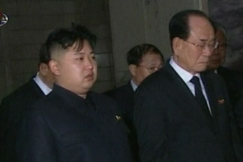 Kim Čong-un u rakve svého otce