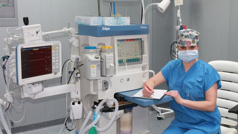 Moderní vybavení umožňuje anesteziologům sledovat veškeré důležité parametry.