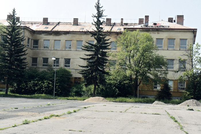 Tři budovy bývalých kasáren se městu nedaří prodat.