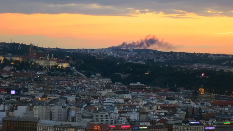 Požár na Ruzyni focený ze střechy Národního památníku na Vítkově 