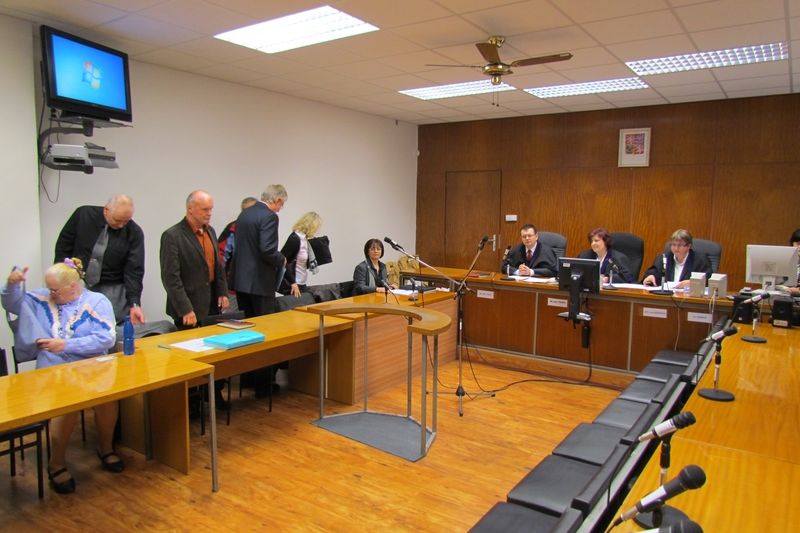 Na straně navrhovatelů v kauze komunálních voleb v Krupce na Teplicku zasedlo u ústeckého soudu devět lidí.