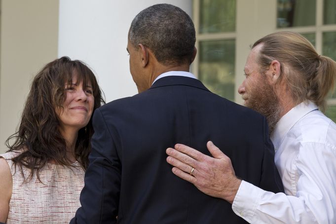 Bergdahlovi rodiče Robert a Jani s prezidentem Barackem Obamou před Bílým domem