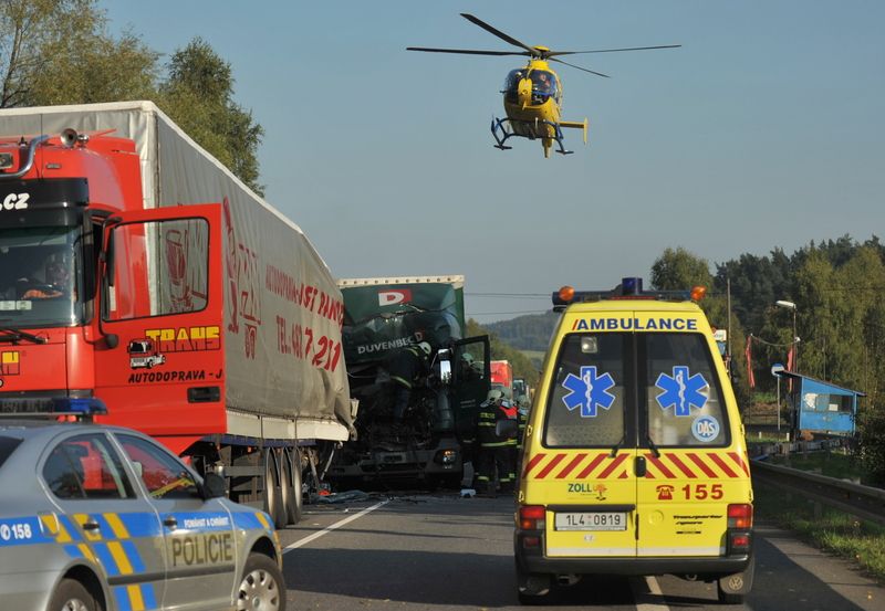 Pro záchranu řidiče Renaultu Scenic povolali záchranáři vrtulník..