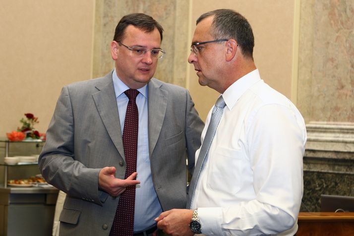 Premiér Petr Nečas (ODS) s ministrem financí Miroslavem Kalouskem (TOP 09)