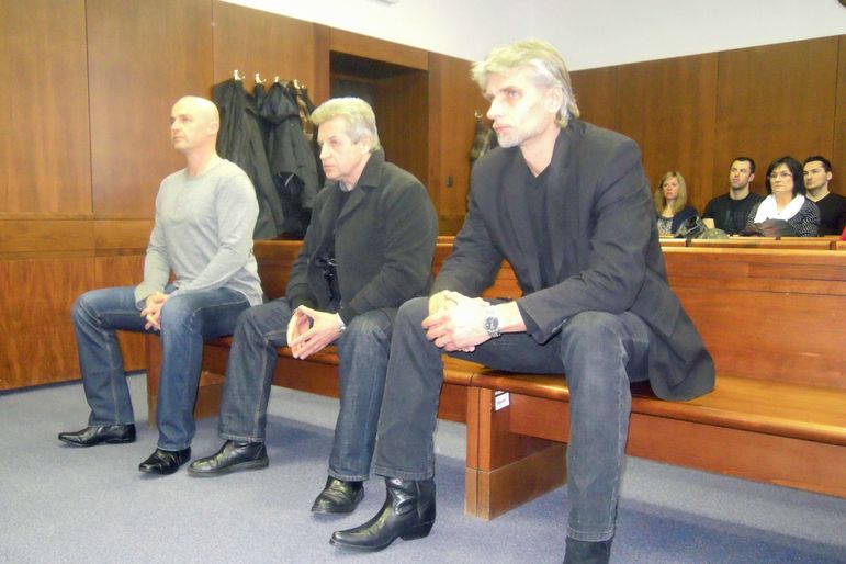Jiří Večeř (vpravo), Milan Šišma (uprostřed) a Jan Marcinek (vlevo) u Vrchního soudu v Olomouci.