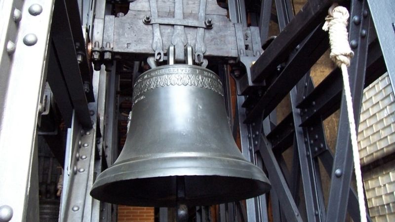 Nejmenší zvon Josef  na věži chrámu sv.Víta v Praze -  váží jen 160 kg 