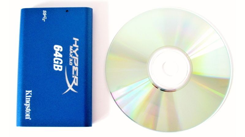 Porovnání velikosti mezi externím SSD diskem Kingston HyperX Max 64GB a běžným DVD diskem