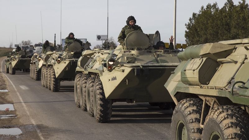 Kolona neoznačených, zřejmě ruských obrněných transportérů u Sevastopolu 