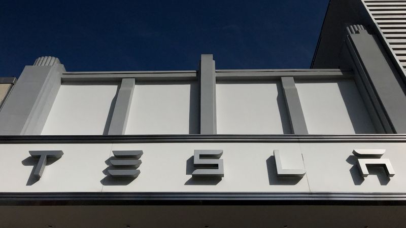Logo autosalonu Tesla v Kalifornii.
